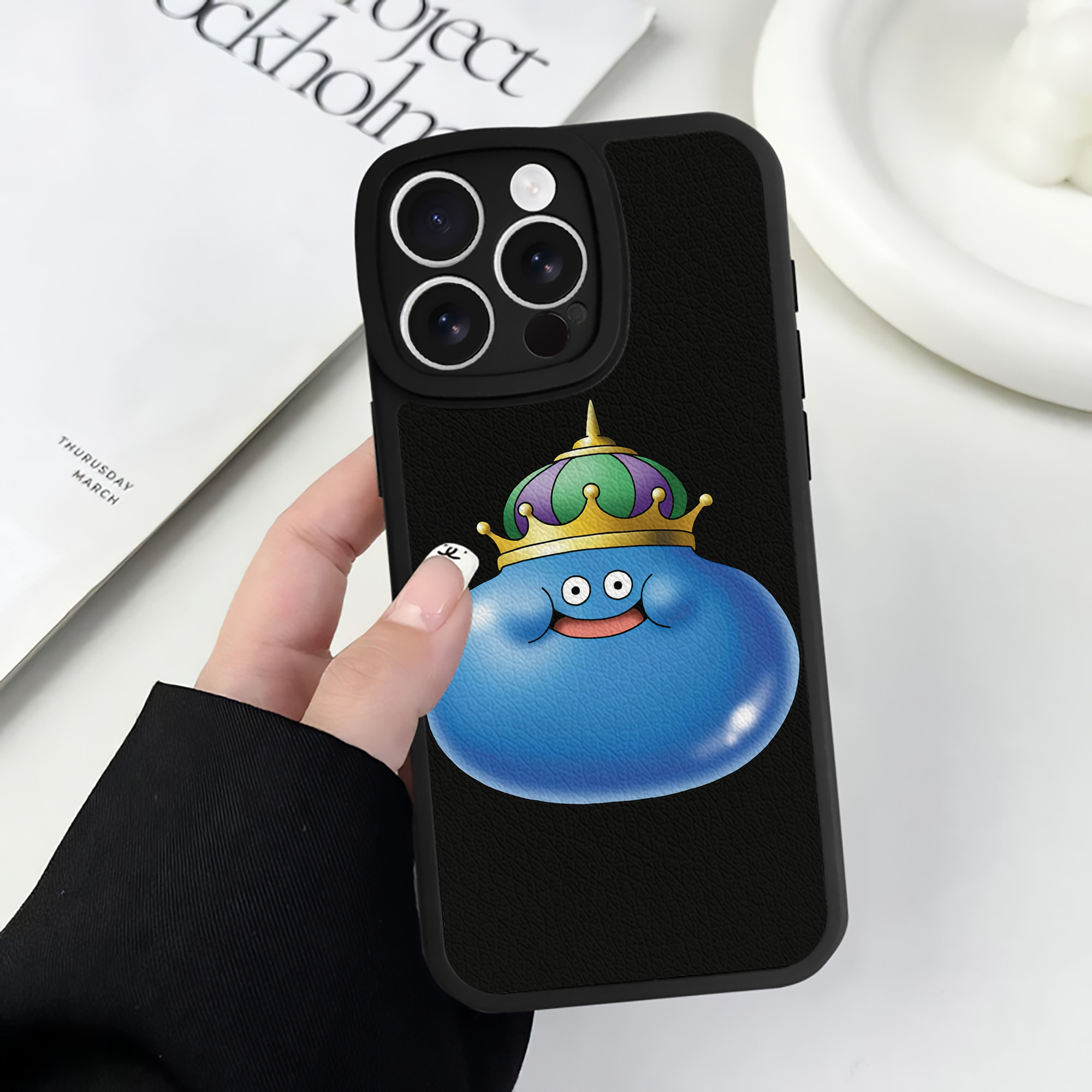 （画像用） ドラゴンクエスト Doragon Kuesuto Dragon Quest 【iPhone 16シリーズ対応】シリコンスマホケース（レザー調） 材質：シリコン